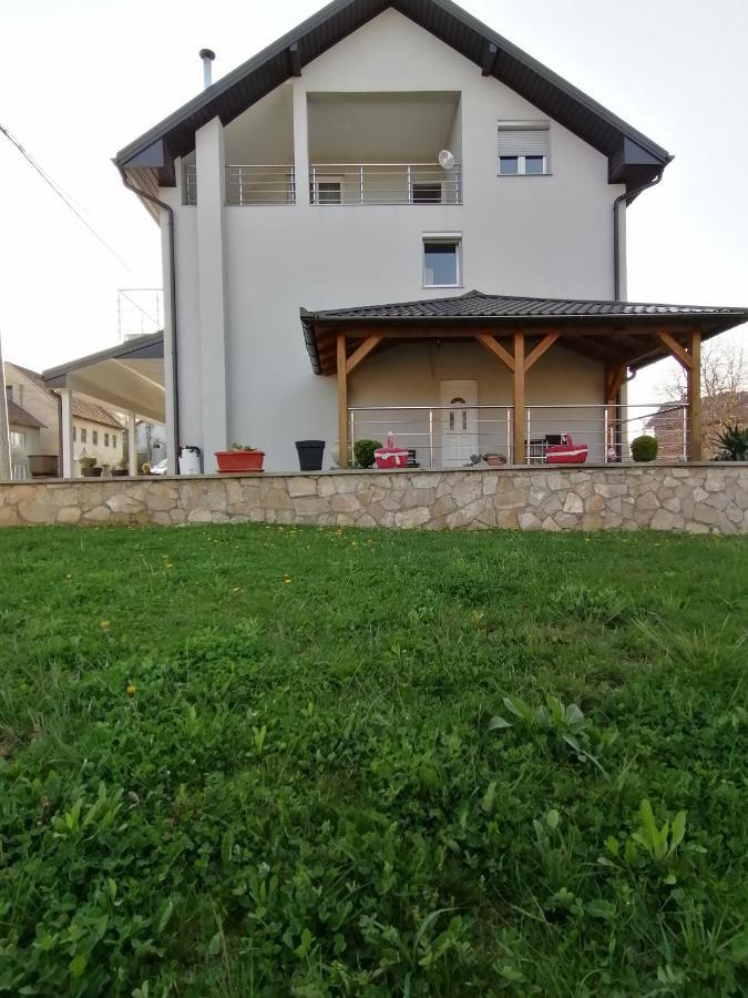 Guest House Mylan Licko Petrovo Selo Exterior photo
